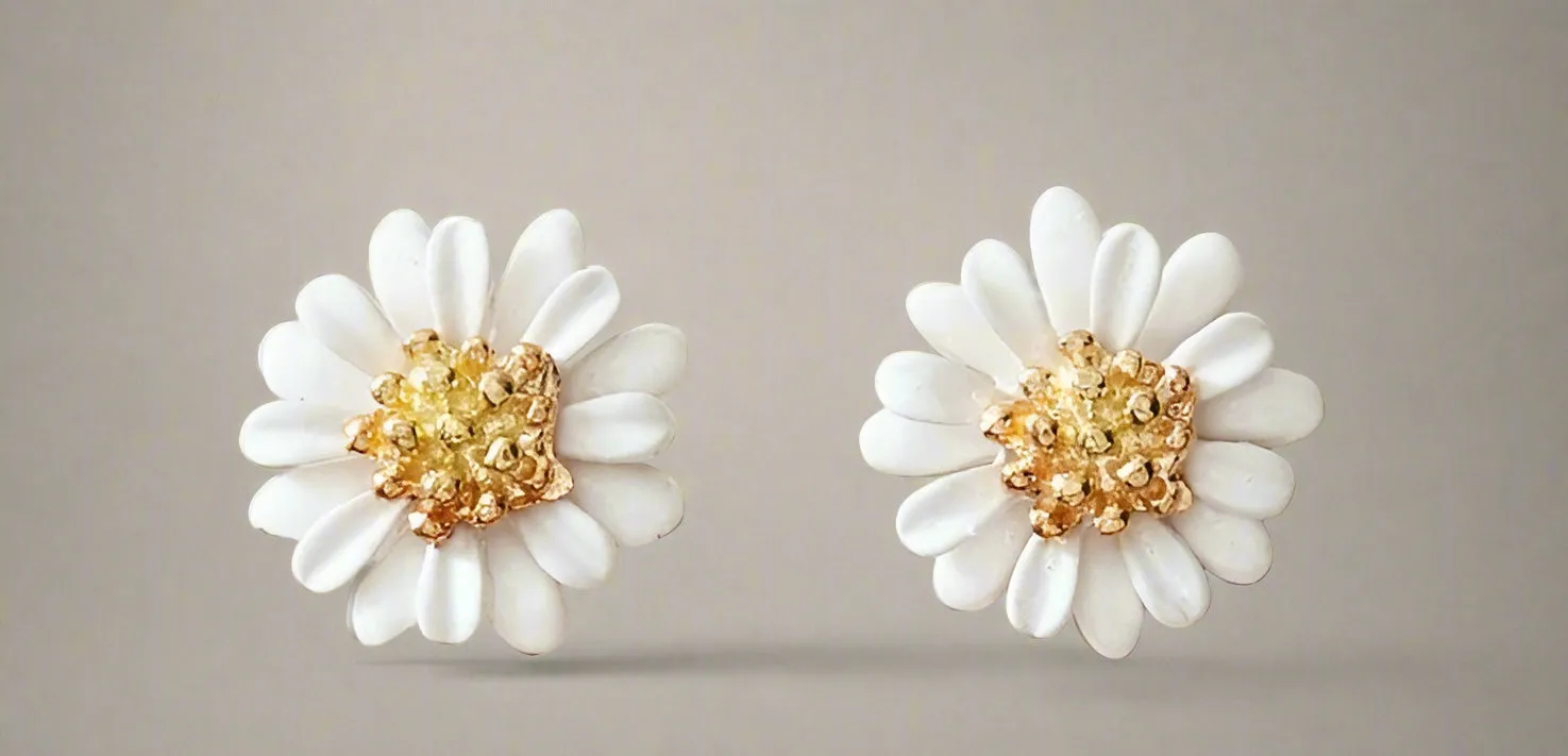 DAISY FLOWER STUD EARRINGS - WHITE