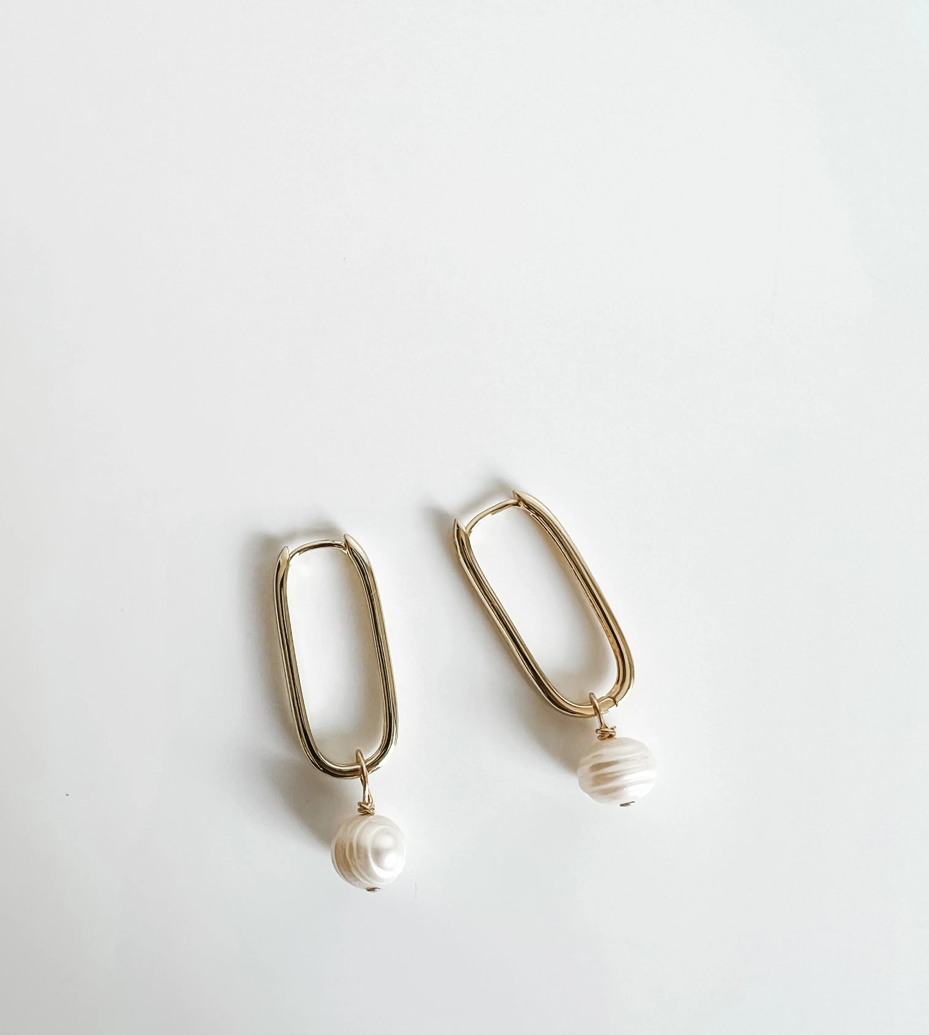 OVAL HOOP WITH PEARL
