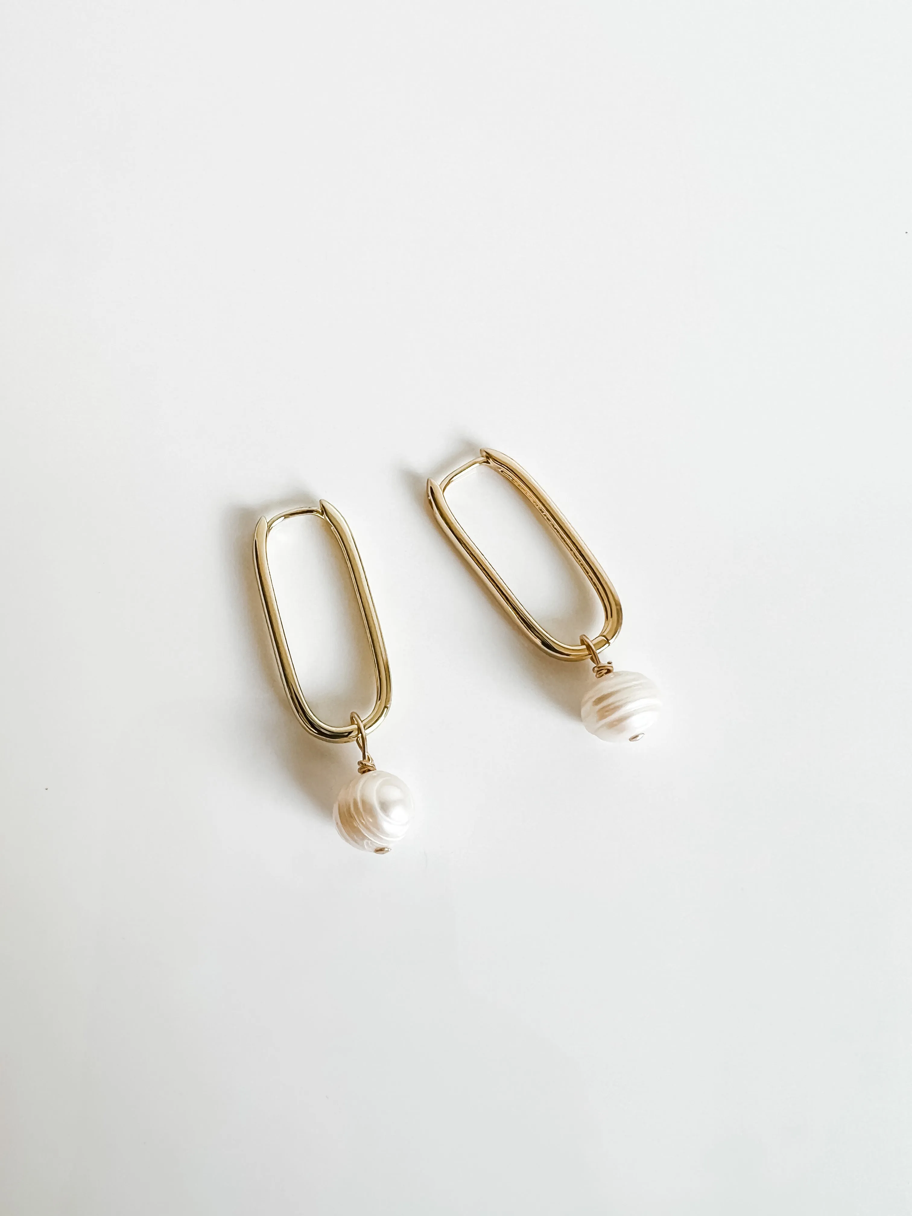 OVAL HOOP WITH PEARL