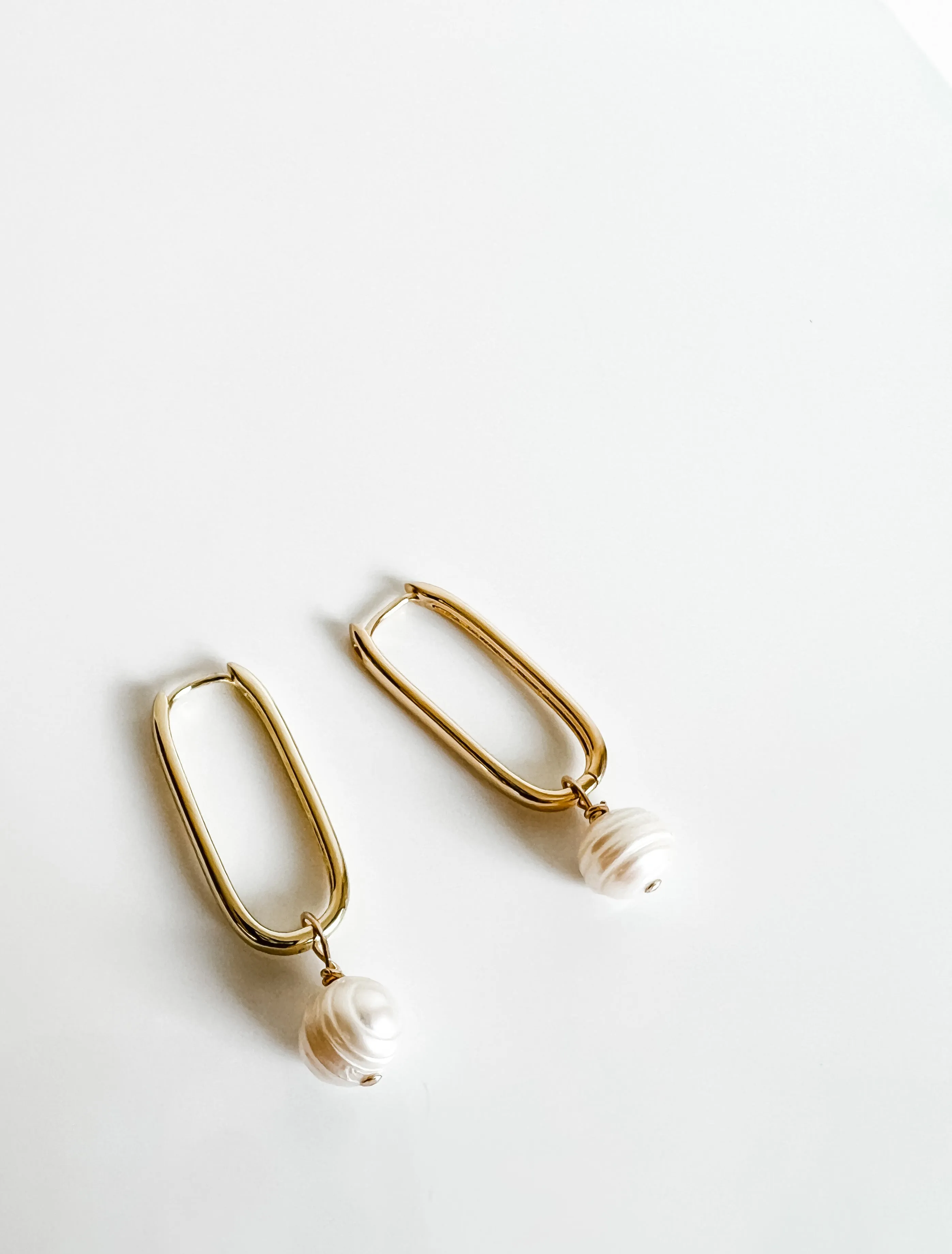 OVAL HOOP WITH PEARL