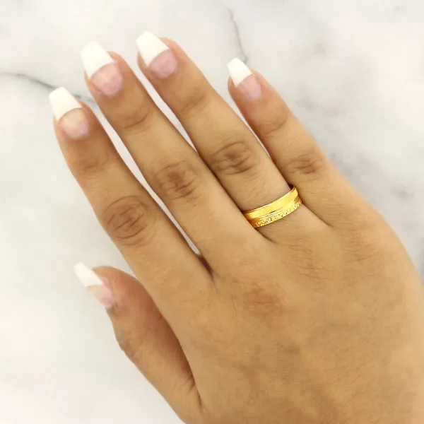SIMPLE WOMENS BAND WITH LINED DESIGN