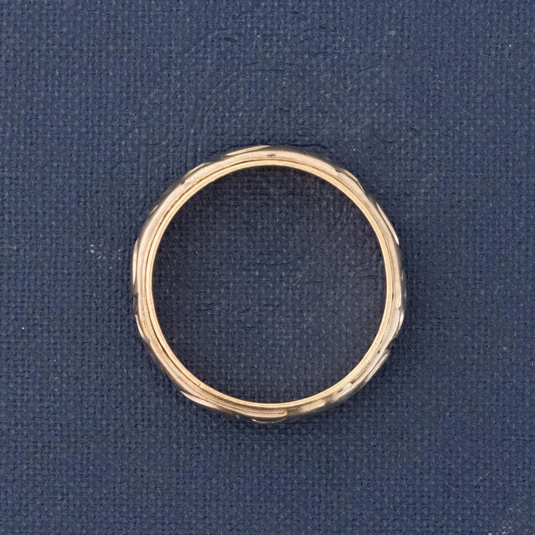 Vintage 2-Tone Floral Motif Wedding Band